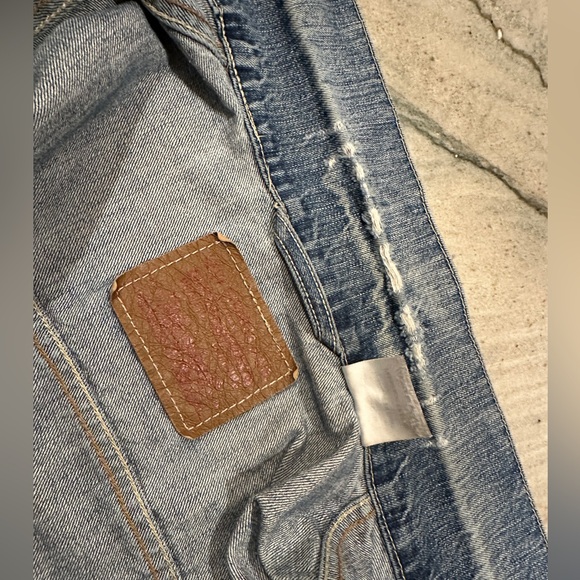 SOLD **Perfectly Distressed Levi’s Jean Jacket** Around M/L can see the size - Picture 8 of 13
